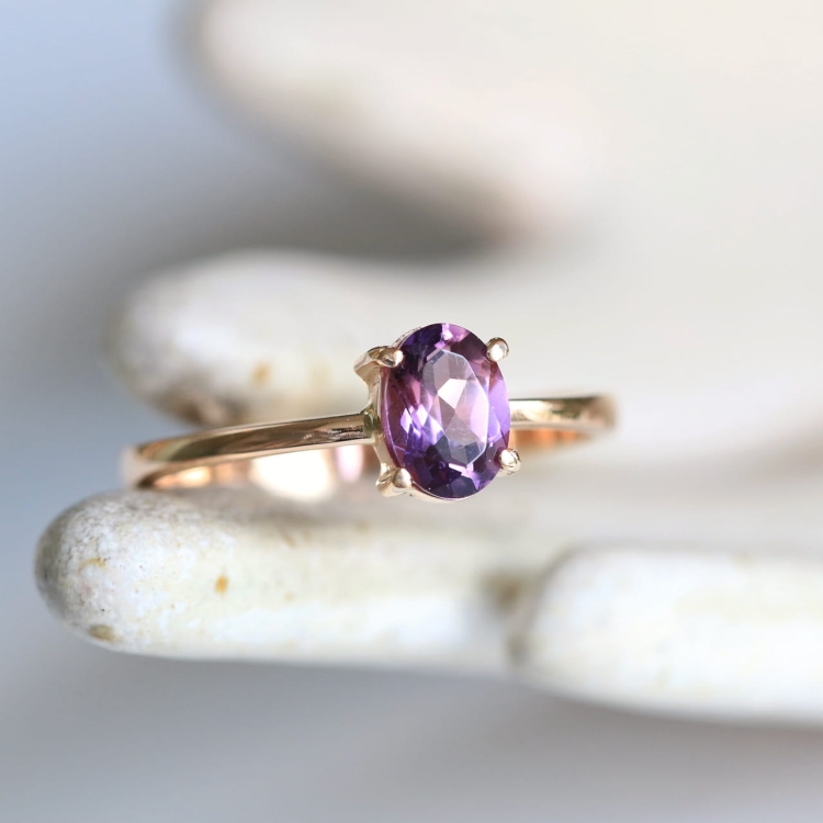 Złoty pierścionek z ametystem