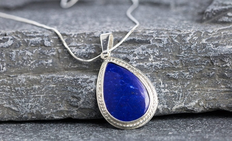 Biżuteria z niebieskimi kamieniami (lapis lazuli)