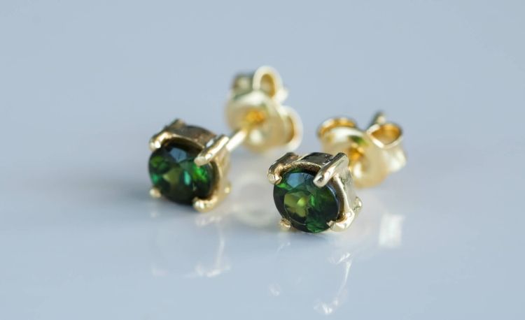 Złocone kolczyki z turmalinem w odcieniu ciemnej zieleni