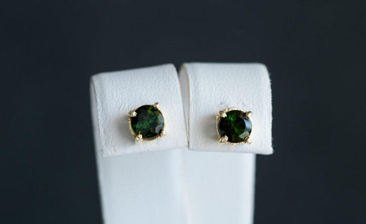 Złocone kolczyki z turmalinem w odcieniu ciemnej zieleni