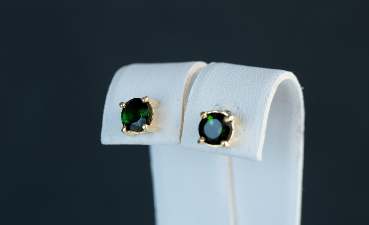 Złocone kolczyki z turmalinem w odcieniu ciemnej zieleni