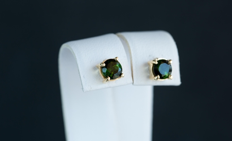 Złocone kolczyki z turmalinem w odcieniu ciemnej zieleni