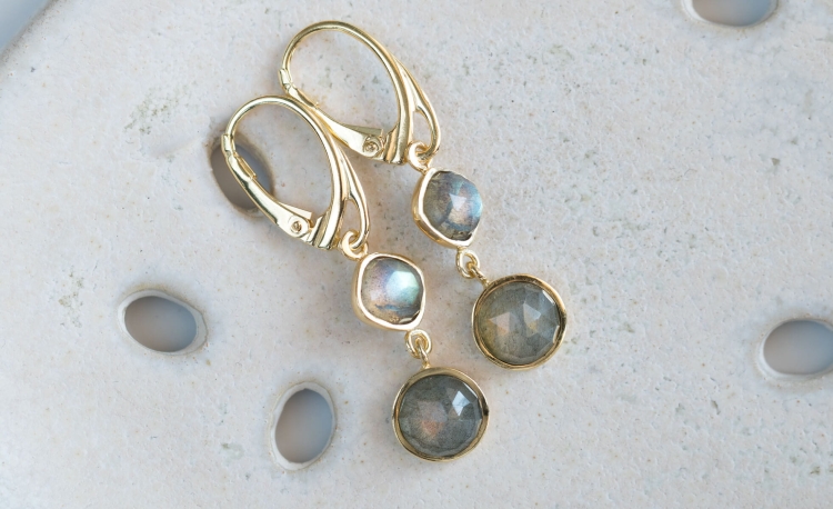 Wiszące kolczyki złocone z labradorytem
