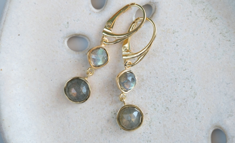 Wiszące kolczyki złocone z labradorytem