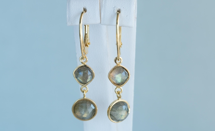 Wiszące kolczyki złocone z labradorytem