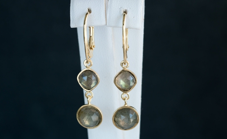 Wiszące kolczyki złocone z labradorytem