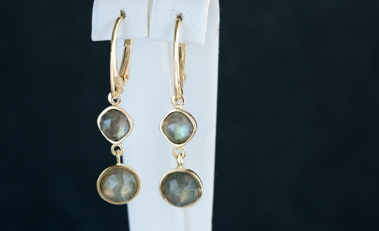 Wiszące kolczyki złocone z labradorytem