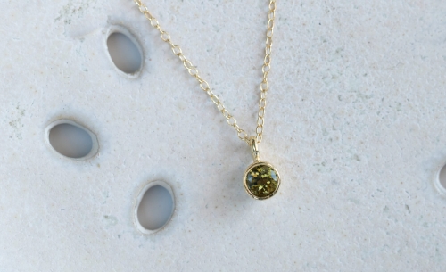 Złocony naszyjnik z wielobarwnym turmalinem