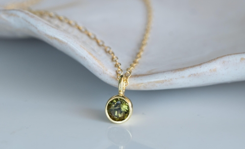 Złocony naszyjnik z wielobarwnym turmalinem