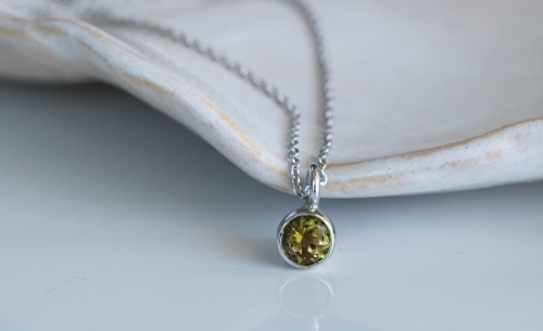 Srebrny naszyjnik z wielobarwnym turmalinem