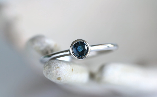 Pierścionek mocy z szafirem w białym złocie