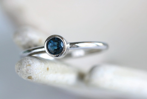 Pierścionek mocy z szafirem w białym złocie