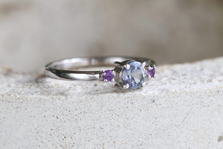 Pierścionek z tanzanitem i ametystami