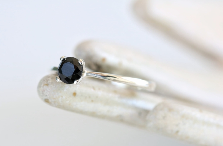 Pierścionek z czarnym spinelem w srebrze