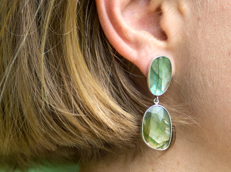 Eleganckie srebrne kolczyki wiszące z labradorytami fasetowanymi