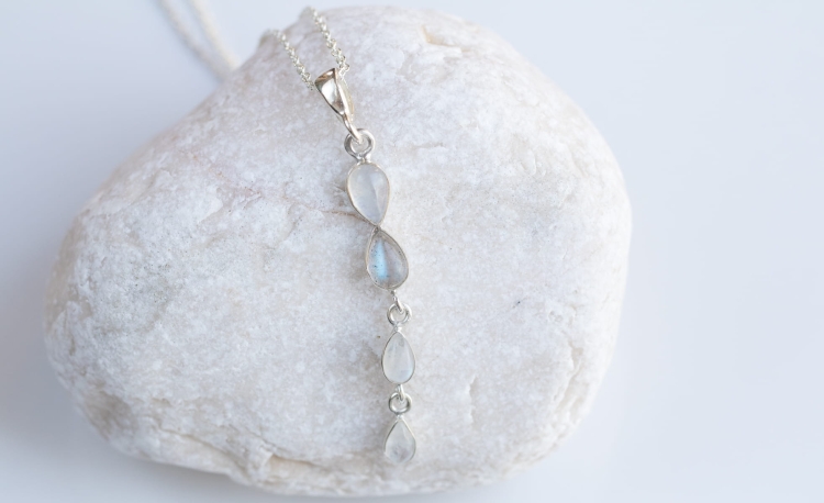 Naszyjnik srebrny z kamieniem księżycowym i labradorytem