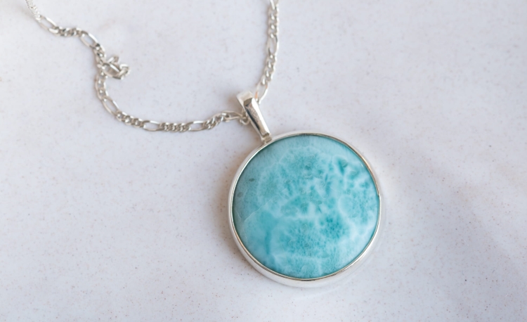 Srebrny naszyjnik z błękitnym larimarem