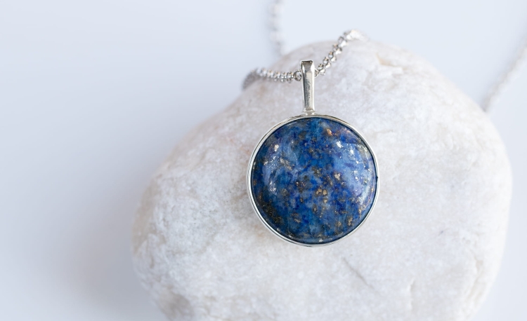 Srebrny naszyjnik z granatowym lapis lazuli