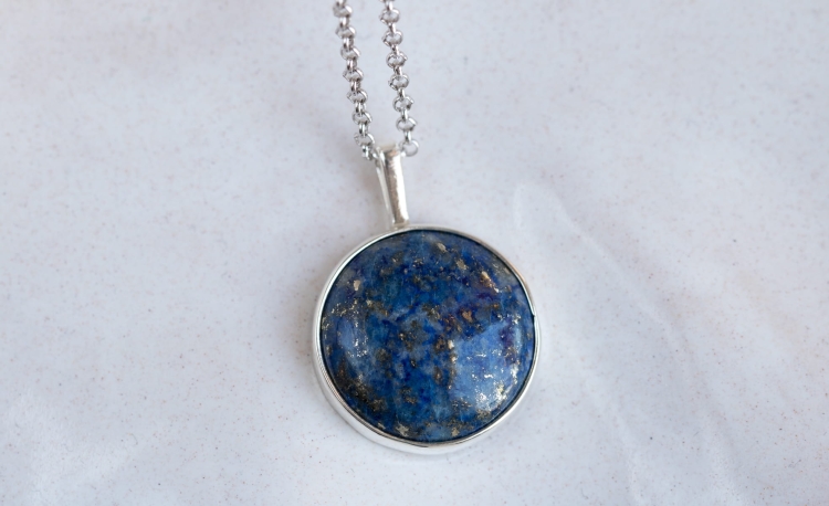 Srebrny naszyjnik z granatowym lapis lazuli