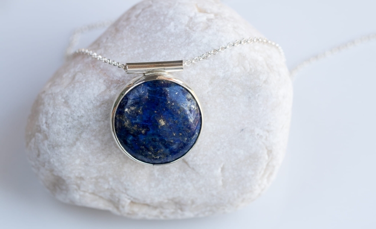Srebrny naszyjnik z granatowym lapis lazuli