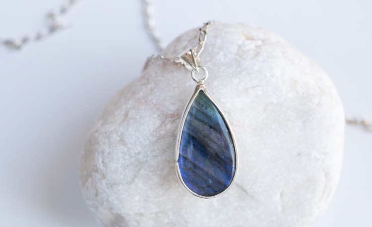 Srebrny naszyjnik z labradorytem w kształcie łezki