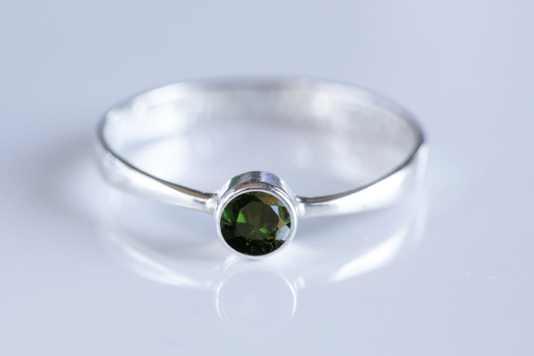 Pierścionek z leśnym okrągłym turmalinem