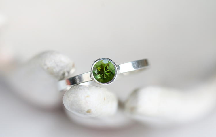 Pierścionek z leśnym okrągłym turmalinem i płaską obrączką