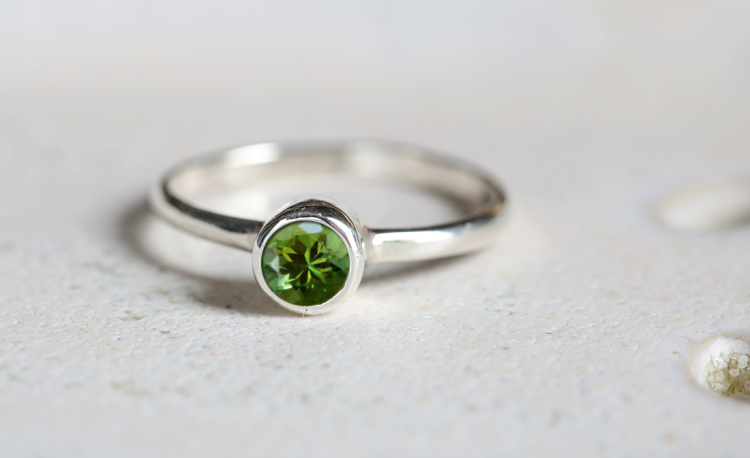 Pierścionek z leśnym okrągłym turmalinem i półokrągłą obrączką