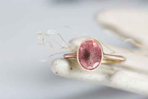 Złoty pierścionek z kwarcem truskawkowym