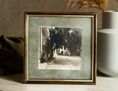 Oprawiona fotografia, wykonana w technice cyjanotypii, ukazująca małe chorwackie miasteczko.