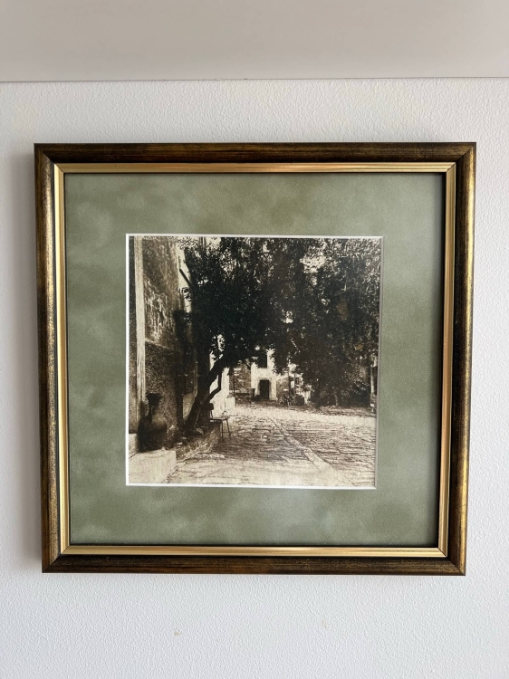 Oprawiona fotografia, wykonana w technice cyjanotypii, ukazująca małe chorwackie miasteczko.