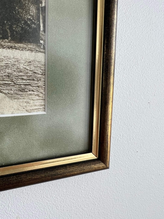 Oprawiona fotografia, wykonana w technice cyjanotypii, ukazująca małe chorwackie miasteczko.