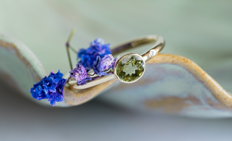 Złoty pierścionek z zielonym turmalinem