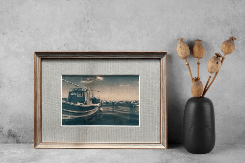 Oprawiona fotografia, wykonana w technice cyjanotypii, Marsaxlokk,  Malta.