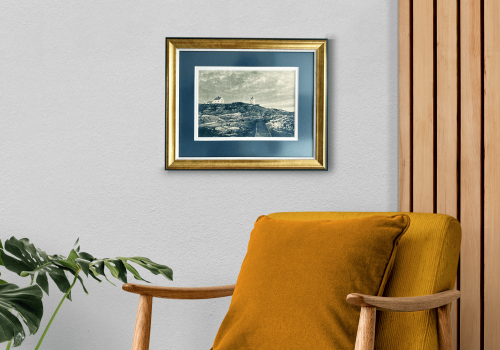 Oprawiona fotografia, wykonana w technice cyjanotypii, Latarnia Ryvarden, Norwegia.