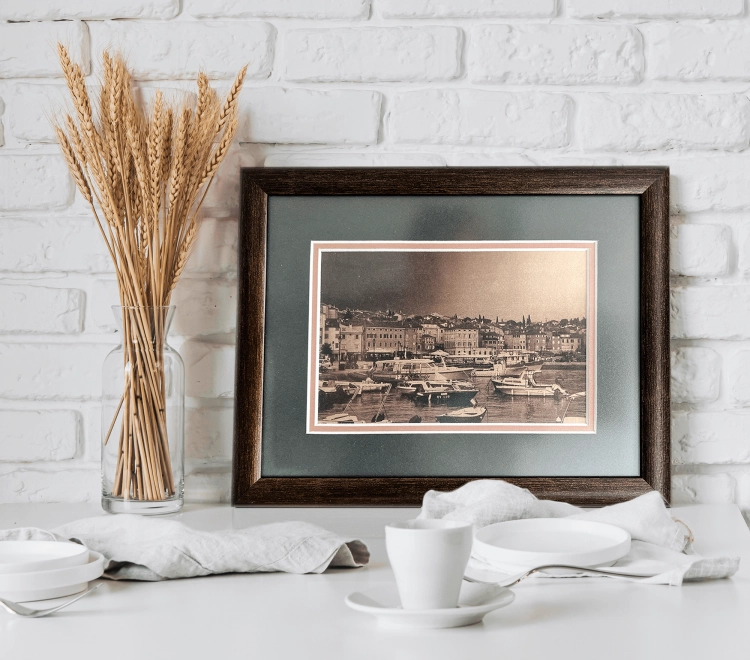 Oprawiona fotografia, wykonana w technice cyjanotypii, Piran, Słowenia.