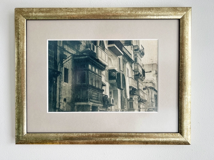 Oprawiona fotografia, wykonana w technice cyjanotypii, wyspa Gozo.