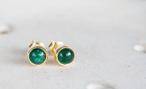 Zielony awenturyn w pozłacanych kolczykach