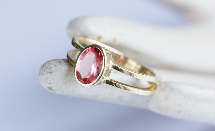 Złoty pierścionek z różowym turmalinem z podwójną obrączką