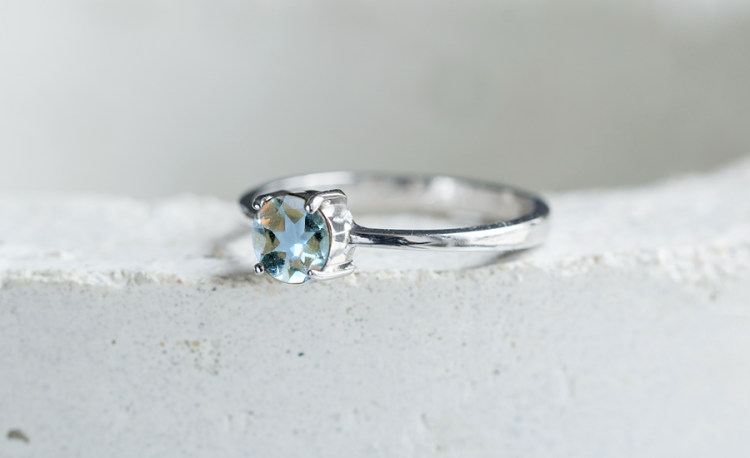 Pierścionek z akwamarynem