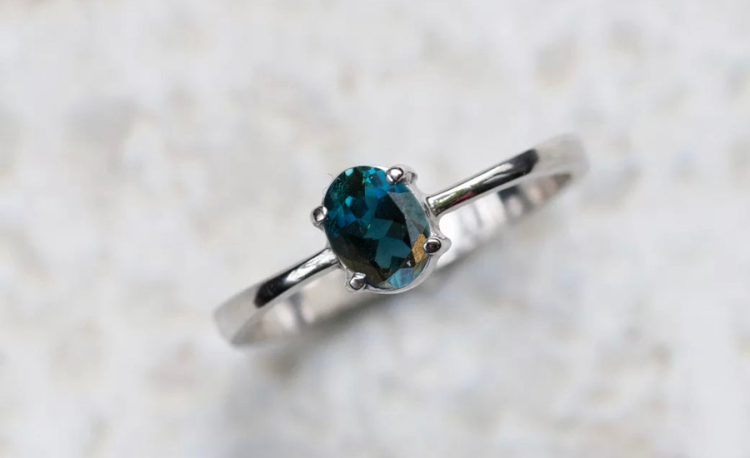 Pierścionek z morskim turmalinem w białym złocie