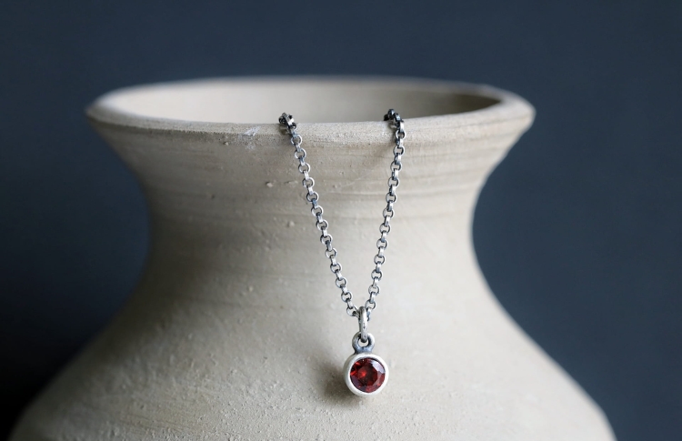 Naszyjnik z granatem w postarzanym srebrze