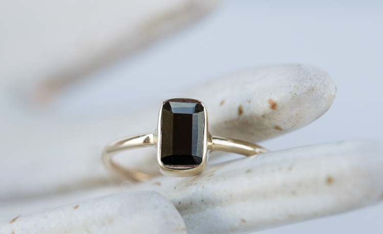 Złoty pierścionek z onyksem