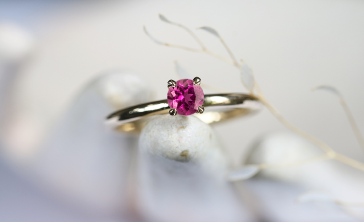 Złoty pierścionek z różowym turmalinem
