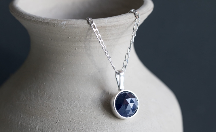 Naszyjnik z szafirem w srebrze