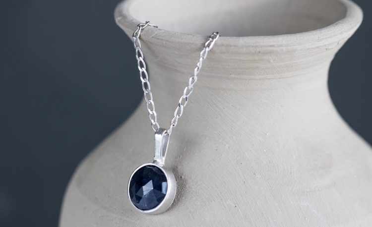Naszyjnik z szafirem w srebrze
