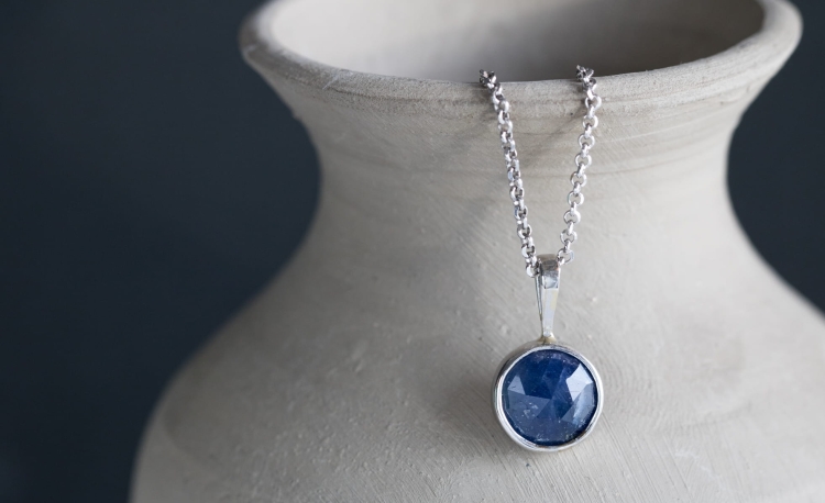 Naszyjnik z szafirem w srebrze