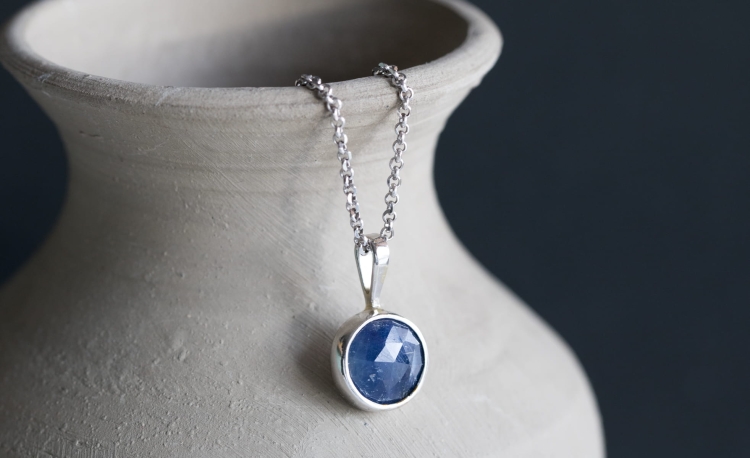 Naszyjnik z szafirem w srebrze