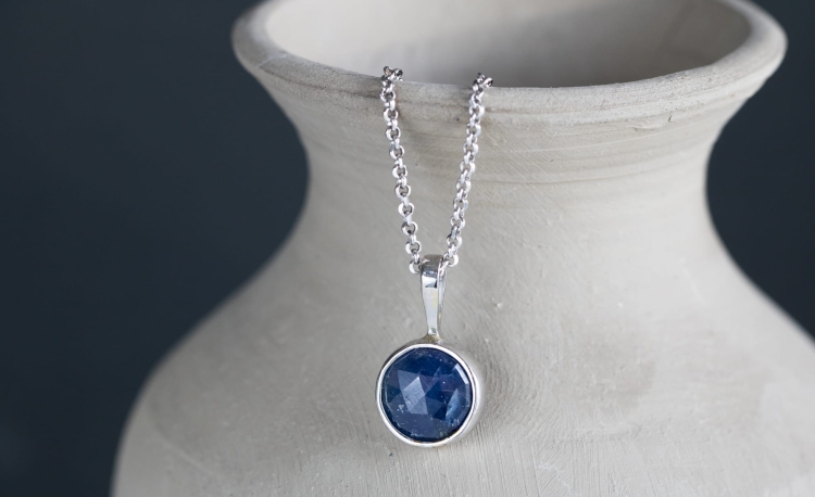 Naszyjnik z szafirem w srebrze