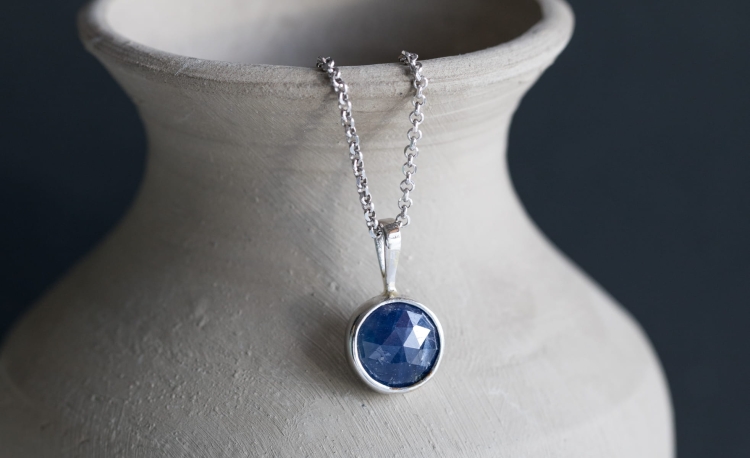 Naszyjnik z szafirem w srebrze